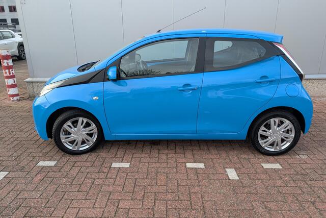 Toyota AYGO 1.0 VVT-i x-play |x-nav|x-shift|Fietsendr beugel|NL auto en geheel onderhouden door Kooijman