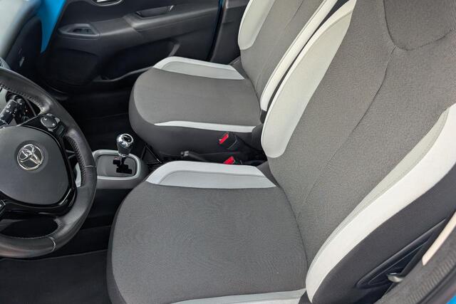 Toyota AYGO 1.0 VVT-i x-play |x-nav|x-shift|Fietsendr beugel|NL auto en geheel onderhouden door Kooijman