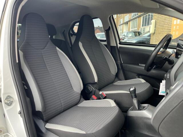 Toyota AYGO 1.0 VVT-I X-FIRST 5-DEURS CARPLAY/LMV/LED/CAMERA/NL-AUTO/1E EIG.