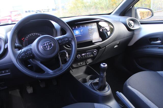 Toyota AYGO X 1.0 VVT-i MT First | Rijklaar | Stoel-/stuurverw. | Clima | LED | Privacyglass | Apple/Android | Camera | Adap.cruise