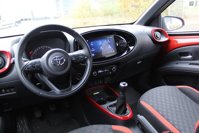 Toyota AYGO X 1.0 VVT-i MT Envy | Rijklaar | Stoel-/stuurverw. | Keyless | Parkeersens. v+a | Camera | Navi | Apple/Android | LED
