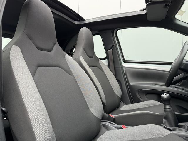 Toyota AYGO X 1.0 VVT-i MT PLAY | Camera | Key-less | Carplay | Vouwdak | Panorama Interesse, Proefrit? Bel of app met: 06-24 28 28 42