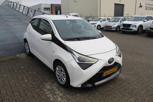 Toyota AYGO 1.0 VVT-i x-play Lage kilometerstand/Achteruitrijcamera/App connect/Airco/Orig. NL auto/Begrenzer