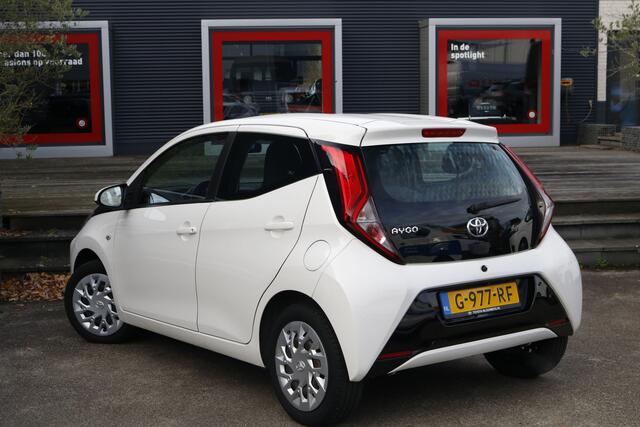 Toyota AYGO 1.0 VVT-i x-play | Automaat | Apple Carplay | Lage KM stand | Dealeronderhouden |