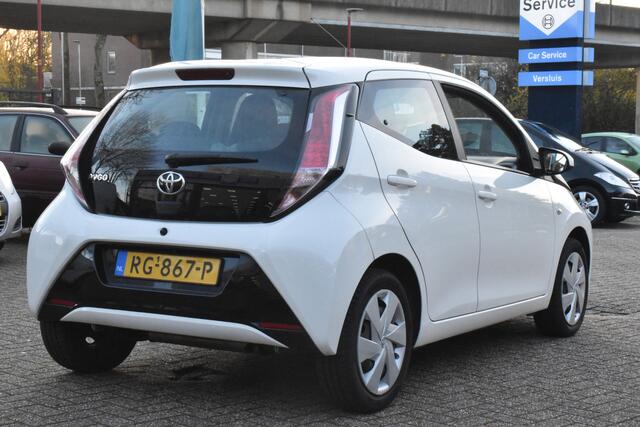 Toyota AYGO 1.0 VVT-i x-play 2e Eigenaar | Navigatie | Camera | Airco | 12 mnd BOVAG garantie |