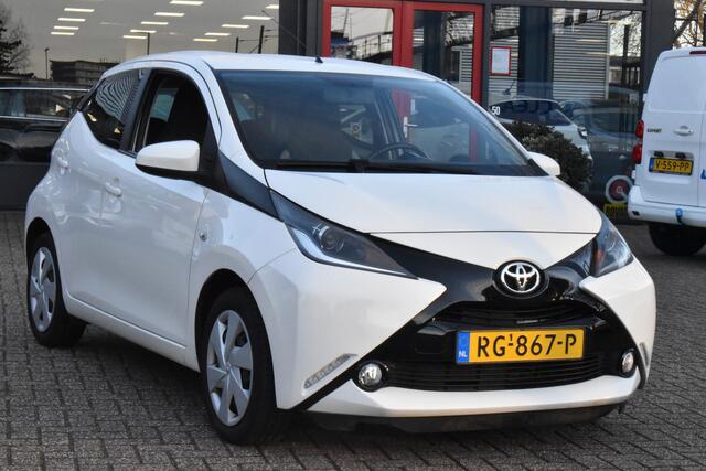 Toyota AYGO 1.0 VVT-i x-play 2e Eigenaar | Navigatie | Camera | Airco | 12 mnd BOVAG garantie |