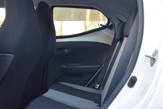 Toyota AYGO 1.0 VVT-i x-play 2e Eigenaar | Navigatie | Camera | Airco | 12 mnd BOVAG garantie |