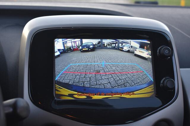 Toyota AYGO 1.0 VVT-i x-play 2e Eigenaar | Navigatie | Camera | Airco | 12 mnd BOVAG garantie |