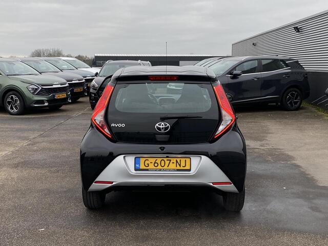 Toyota AYGO 1.0 VVT-i x-play limited NL-auto, boekjes compleet! Navigatie Apple CarPlay/Android Auto, achteruitrij camera, airco, neerklapbare achterbank,