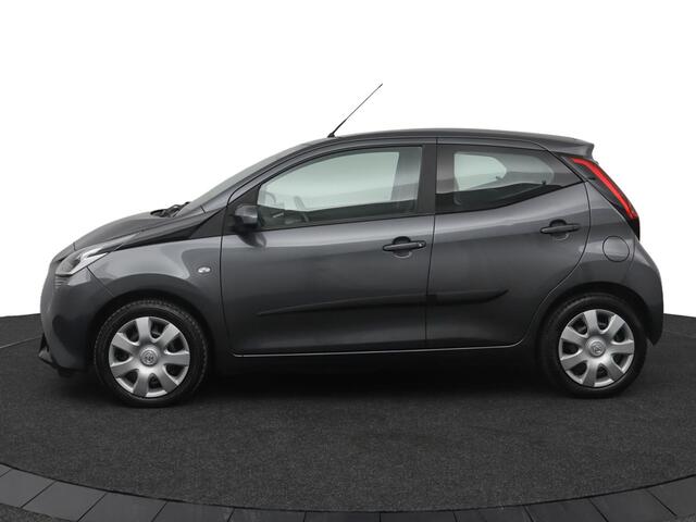 Toyota AYGO 1.0 VVT-i x-play | Airco | Parkeercamera | Apple carplay - Android auto |