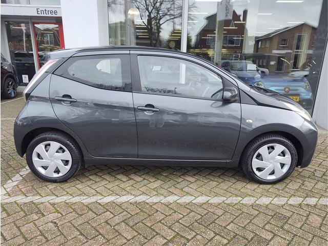 Toyota AYGO 1.0 VVT-i X-PLAY Camera | Airco | Lederen stuurwiel