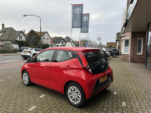 Toyota AYGO 1.0 VVT-i x-play Automaat slechts 31.298 km / Parkeercamera / Navigatie / Dealeronderhouden / Rijklaarprijs