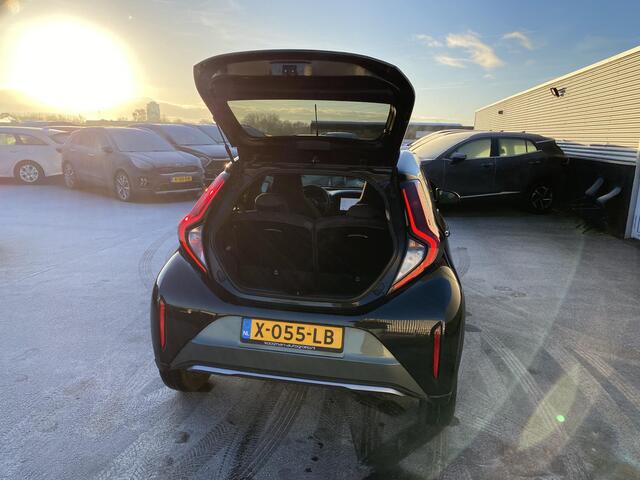 Toyota AYGO X 1.0 VVT-i S-CVT Envy Automaat, 1e eign. NL-auto, Navigatie, Apple CarPlay/Android Auto, parkeersensoren, draadloze telefoonlader, camera, groen-zwarte bi-tone uitvoering!