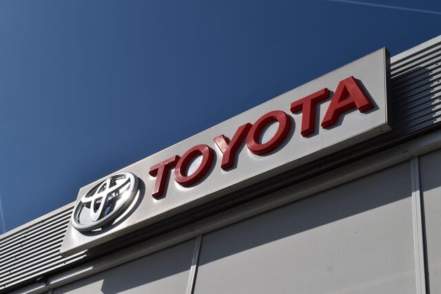 Toyota AYGO X 1.0 VVT-i MT Play Zwart Metallic - Apple Carplay - Android Auto - Adaptive cruise control