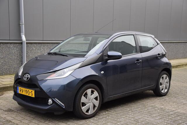 Toyota AYGO 1.0 VVT-i x-play | Cruise control | Volledig onderhouden | Bluetooth |