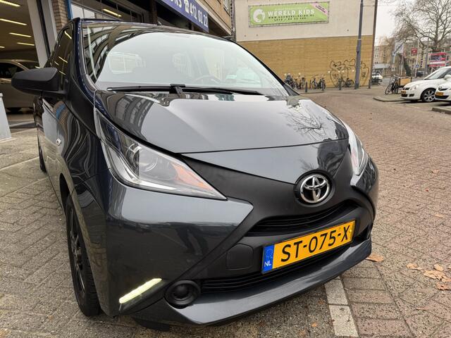 Toyota AYGO 1.0 VVT-i x-fun 70548KM! NAP | Airco | Bluetooth | LED dagrijverlichting | Lichtmetalen Velgen |