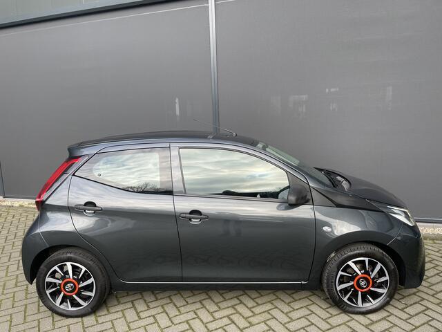 Toyota AYGO 1.0 VVT-i x-fun Airco - Cruise control - Licht metalen velgen 15 inch - Bluetooth - Elektrische ramen voor - Radio - Start/stop systeem - Stuur multifunctioneel - Led verlichting