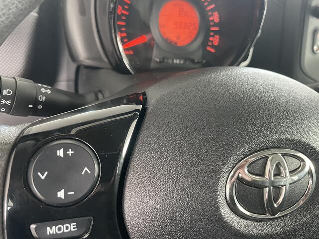 Toyota AYGO 1.0 VVT-i x-fun Airco - Cruise control - Licht metalen velgen 15 inch - Bluetooth - Elektrische ramen voor - Radio - Start/stop systeem - Stuur multifunctioneel - Led verlichting