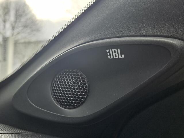 Toyota AYGO X 1.0 Premium Automaat / JBL Audio / Adaptief Cruise Control / Stoelverwarming / Apple Carplay & Android Auto / Achteruitrijcamera / 18" Lichtmetalen Velgen / Navigatie / Airco /