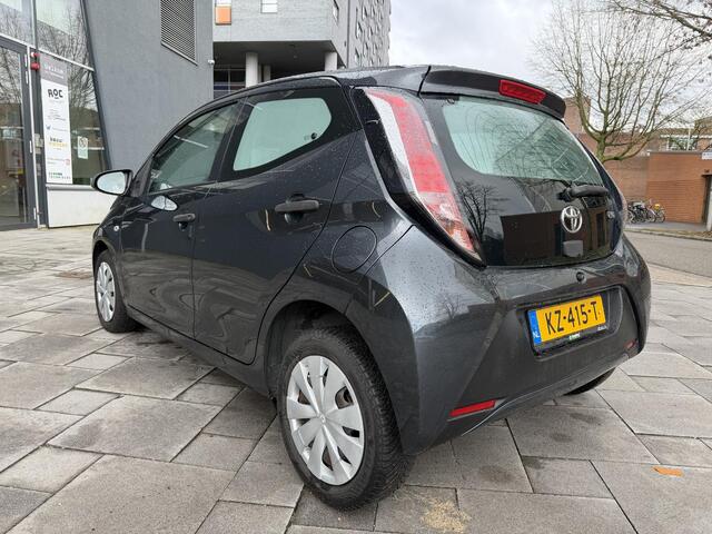 Toyota AYGO 1.0 VVT-i x-fun Grijs | 129.641 km | 2017