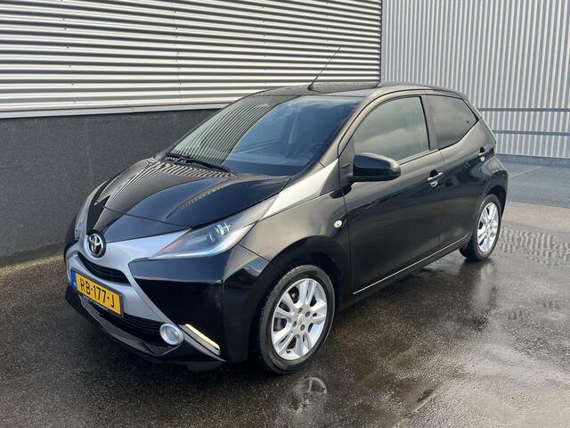Toyota AYGO 1.0 VVT-i x-joy Nieuw geleverd incl: Climate control, Parkeerhulp camera, Navigatie, LM velgen, Metallic lak,