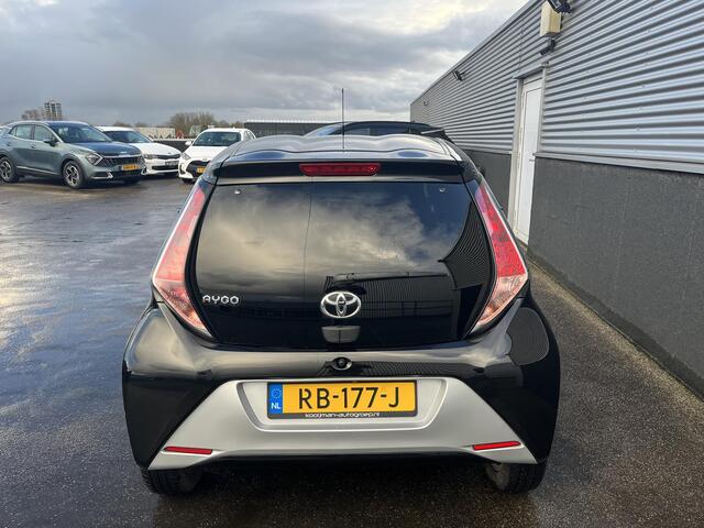 Toyota AYGO 1.0 VVT-i x-joy Nieuw geleverd incl: Climate control, Parkeerhulp camera, Navigatie, LM velgen, Metallic lak,
