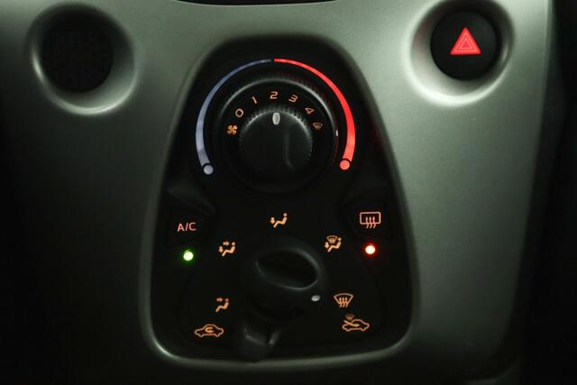 Toyota AYGO 1.0 VVT-i x-cite | Cabrio dak | Achteruitrijcamera | Lichtmetalen velgen | Automaat |