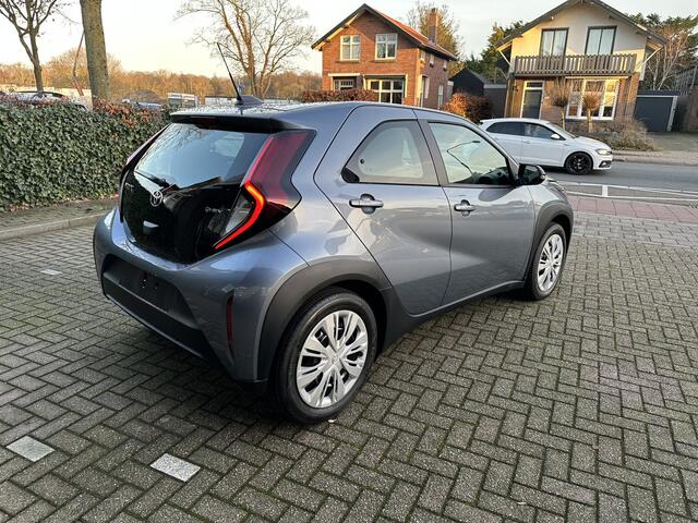 Toyota AYGO X Hybrid 115 play
