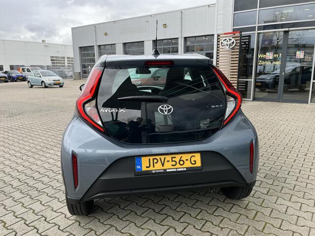Toyota AYGO X Hybrid 115 play