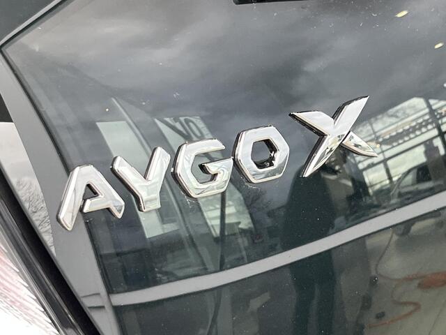 Toyota AYGO X Hybrid 115 play
