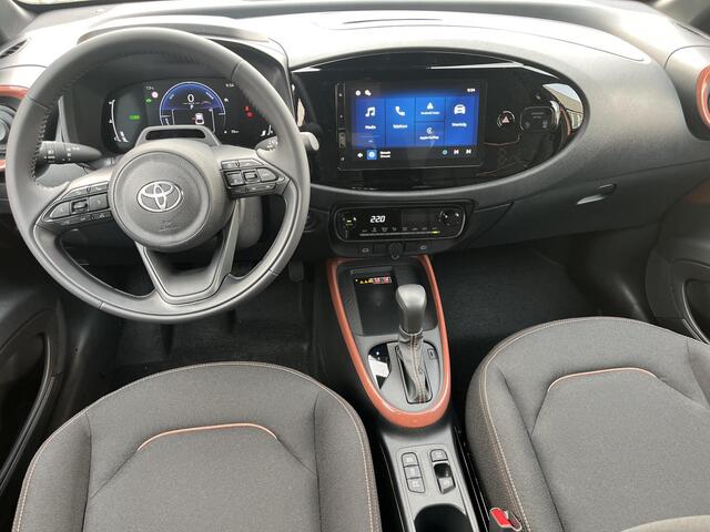Toyota AYGO X Hybrid 115 pulse | Cinnamon met zwart dak | Nieuw uit voorraad leverbaar |
