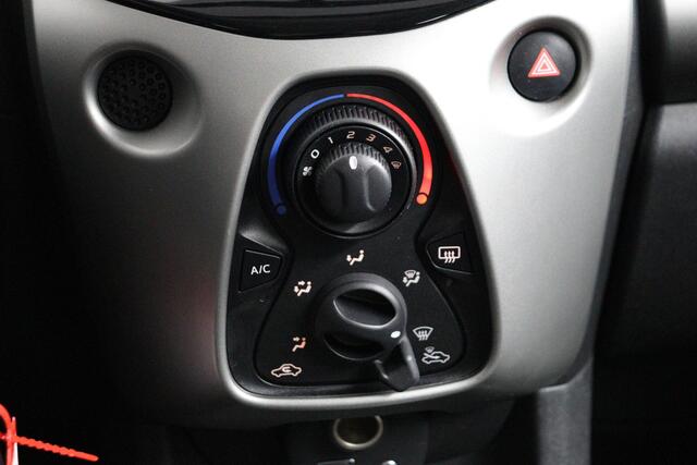 Toyota AYGO 1.0 VVT-i x-play | Airco | Navigatie | Achteruitrijcamera |