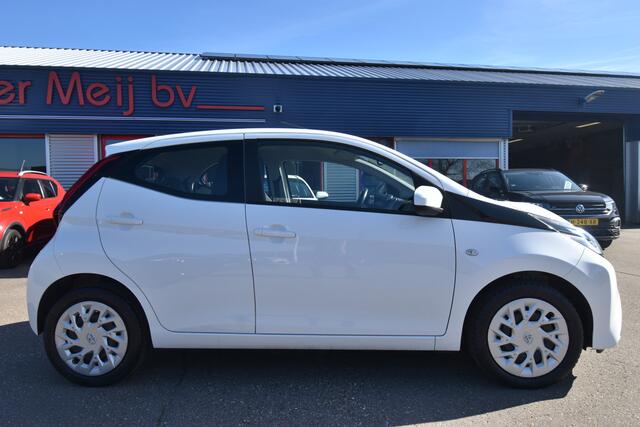 Toyota AYGO 1.0 VVT-i x-play , A UITRIJ CAM , NAVI VIA APP , BL TOOTH , AIRCO ,