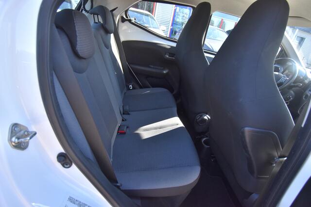 Toyota AYGO 1.0 VVT-i x-play , A UITRIJ CAM , NAVI VIA APP , BL TOOTH , AIRCO ,