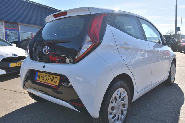 Toyota AYGO 1.0 VVT-i x-play , A UITRIJ CAM , NAVI VIA APP , BL TOOTH , AIRCO ,