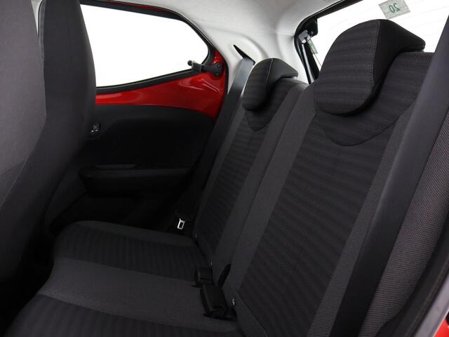 Toyota AYGO 1.0 VVT-i X-PLAY CARPLAY NAVI GARANTIE 2030* . CAMERA . DEALER ONDERHOUDEN . APPLE CARPLAY & ANDROID AUTO