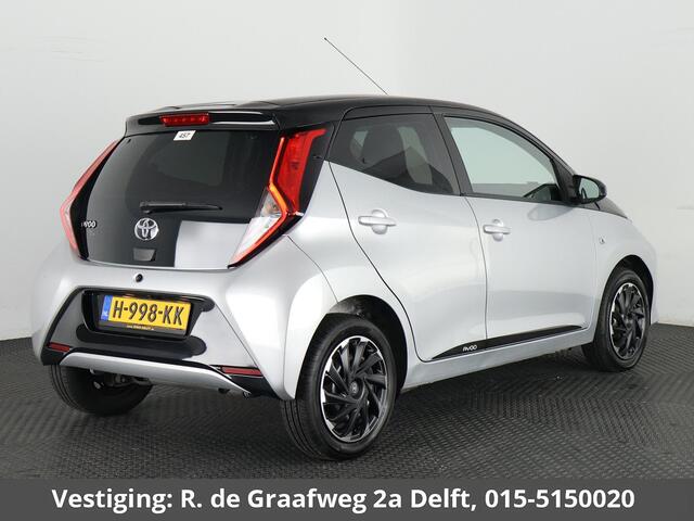 Toyota AYGO 1.0 VVT-i X-Play Bi-Tone Automaat | Apple Carplay & AndroidAUTO | Camera | 1e eigenaar | Privacy Glass |