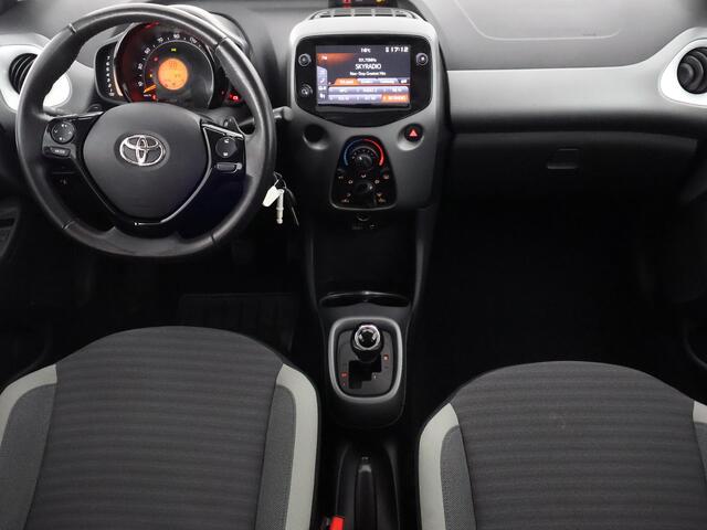 Toyota AYGO 1.0 VVT-i X-Play Bi-Tone Automaat | Apple Carplay & AndroidAUTO | Camera | 1e eigenaar | Privacy Glass |