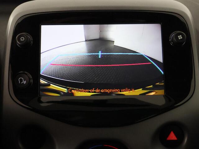 Toyota AYGO 1.0 VVT-i X-Play Bi-Tone Automaat | Apple Carplay & AndroidAUTO | Camera | 1e eigenaar | Privacy Glass |