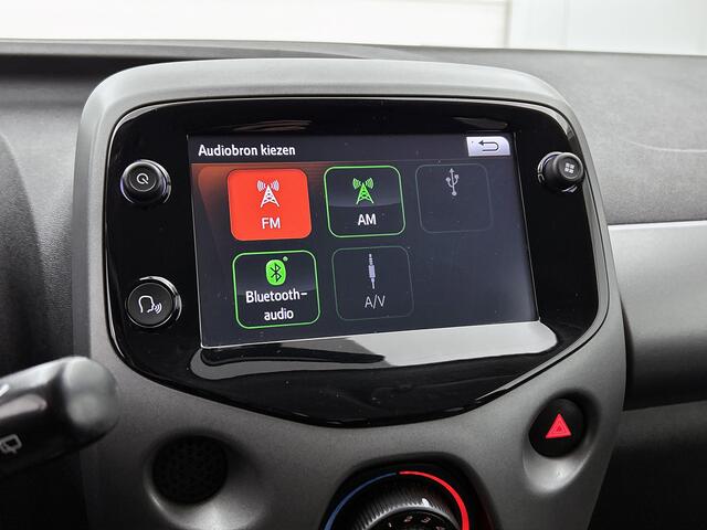 Toyota AYGO 1.0 VVT-i x-play Automaat | Premium uitvoering || Parkeersensoren voor en achter | Parkeersensoren voor en achter |