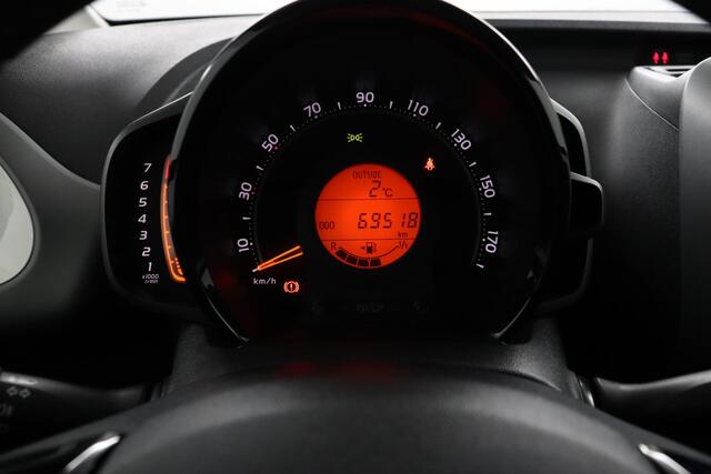 Toyota AYGO 1.0 VVT-i x-joy | Apple Carplay/Android Auto | Climate Control | Lichtmetalen Velgen | Parkeercamera |