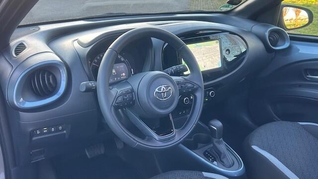Toyota AYGO X 1.0 VVT-i S-CVT TEAM AIR AUTOMAAT 1E EIGENAAR!! CLIMATE CONTROL, APPLE CARPLAY, DAB RADIO, STOELVERWARMING, ELEC. VOUWDAK, ADAPTIVE CRUISE CONTROL, RIJBAAN ASSIST, ACHTERUITRIJCAMERA, PARKEEHULP V/A, LED LICHT, 17" L/M-VELGEN, ENZ. ENZ.
