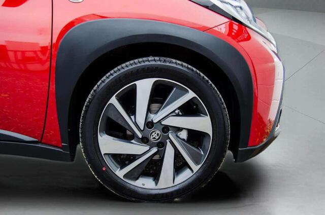 Toyota AYGO X 1.0 VVT-i MT LIMITED BI-TONE NAVI LEDER PDC-V+A LED 18 INCH ADAPTIVE CRUISE CONTROL 1e Eiegnaar, Volledig Dealer onderhouden, 12Maanden Garantie