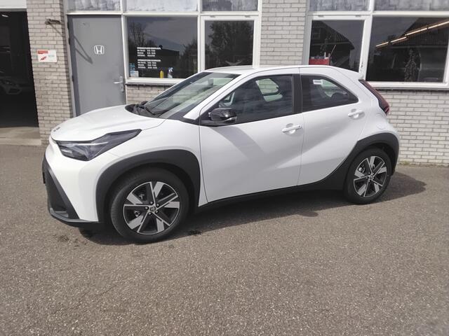 Toyota AYGO X Hybrid 115 play +lichtmetalen velgen en stoelverwarming