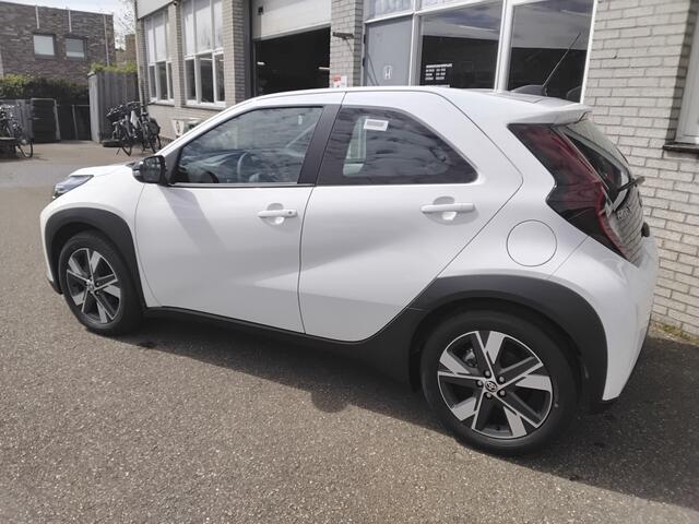 Toyota AYGO X Hybrid 115 play +lichtmetalen velgen en stoelverwarming