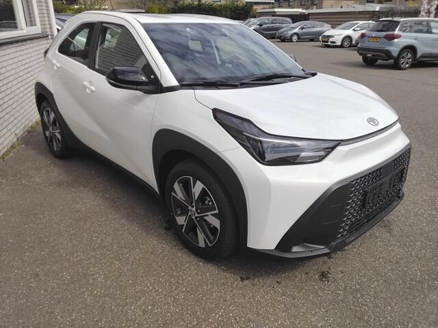 Toyota AYGO X Hybrid 115 play +lichtmetalen velgen en stoelverwarming