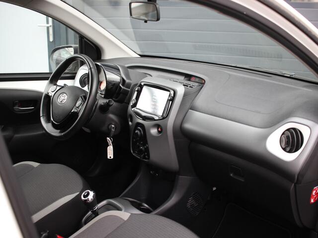 Toyota AYGO 1.0 VVT-i x-play CARPLAY, CAMERA, AUTOMAAT, BTW AUTO