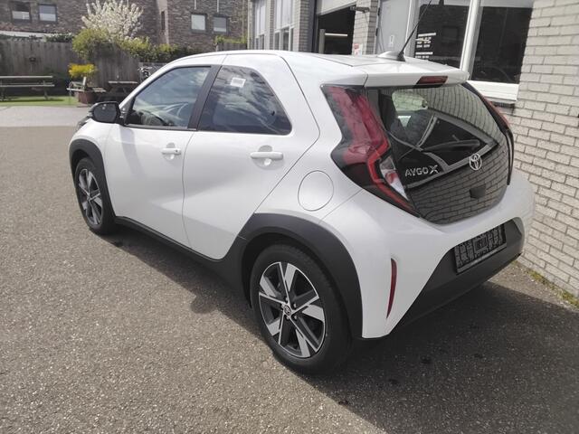 Toyota AYGO X Hybrid 115 play