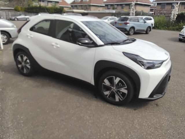 Toyota AYGO X Hybrid 115 play