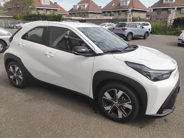 Toyota AYGO X Hybrid 115 play